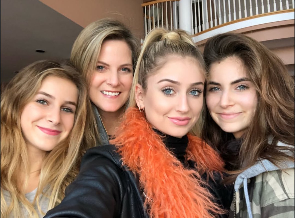 Mom & Daughters AI POV Blowjob v2 10251222 #CoMbxt7F