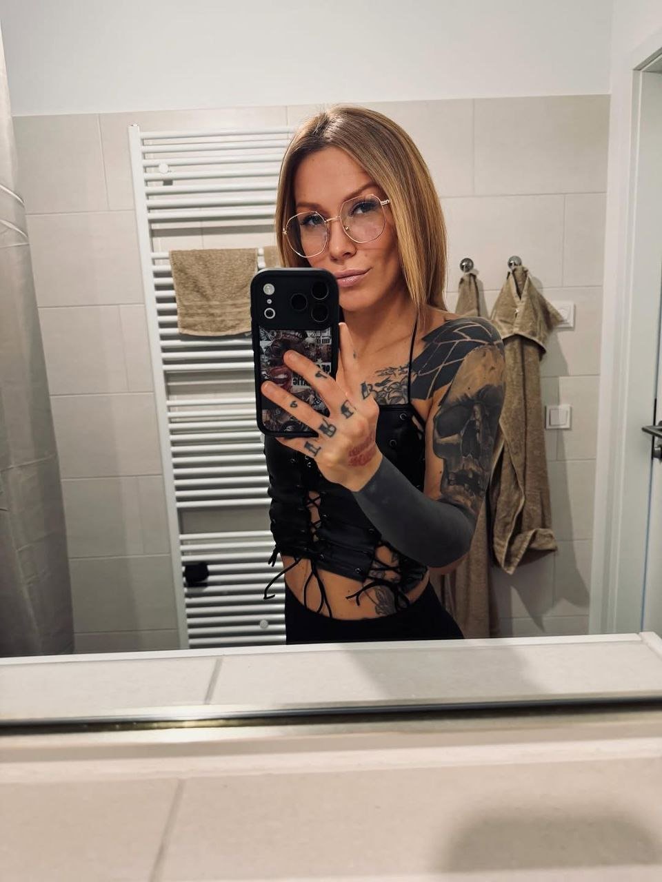 Hot Tattooed Blonde #2F4fOe9Z